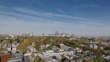 Luftaufnahmen-über-Den-Stadtteilen-In-West-Philadelphia,-Die-Sich-über-Die-Herbstlich-Gefärbten-Bäume-Mit-Der-Innenstadt-Im-Hintergrund-Bewegen