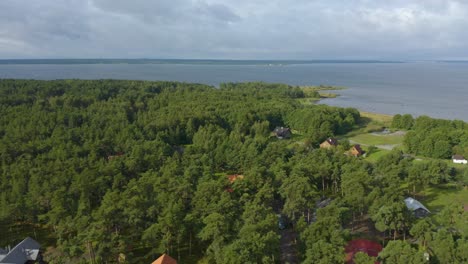 Drone-Delantero-De-Un-Pueblo-Estonio-En-El-Bosque-Junto-Al-Mar