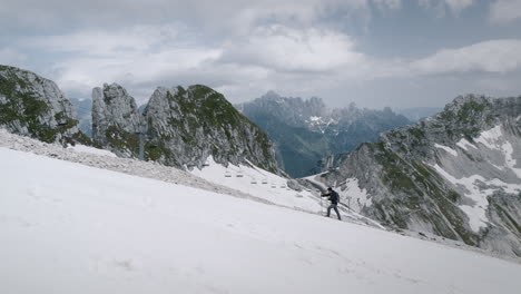 Excursionista-Subiendo-Una-Colina-En-La-Montaña-Kanin-Junto-A-Las-Pistas-De-Esquí