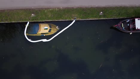 Gesperrter-Bereich-Im-Wasser-Mit-Sinkendem-Motorboot-Neben-Andockendem-Binnenschiff-Im-Hafen