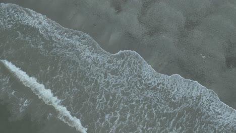 Aufsteigende-Luftaufnahme-Von-Irlands-Küstenstränden-Mit-Heranrollenden-Wellen