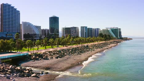 Soleada-Playa-Del-Mar-Negro-Contra-Modernos-Rascacielos-De-Apartamentos