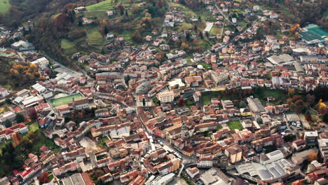 Drohne-Aus-Der-Luft-Von-Oben-Nach-Unten-Auf-Die-Stadt-Gandino-Im-Seriana-tal-In-Bergamo---Italien