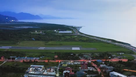 Luftaufnahme-Der-Start--Und-Landebahn-Des-Flughafens-In-Batumi-City-Nach-Sonnenuntergang