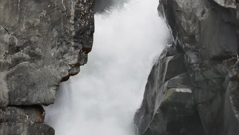 Mächtiger-Wasserfall-In-Zeitlupe