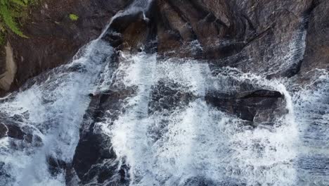 Seitliche-Kamerabewegung-Mit-Drohne,-Die-Einen-Wunderschönen-Wasserfall-Ganz-In-Der-Nähe-Filmt,-Fließendes-Wasser