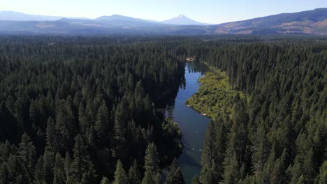 Kayak-En-Las-Hermosas-Aguas-Cristalinas-Del-Sur-De-Oregon