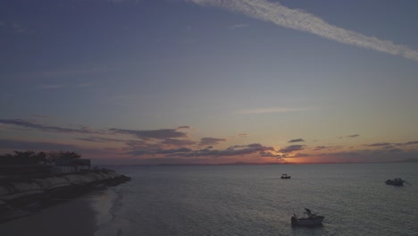 Sonnenuntergang-über-Der-Großen-Insel-Keppel-Mit-Segelbooten-Auf-Dem-Meer-In-Queensland,-Australien