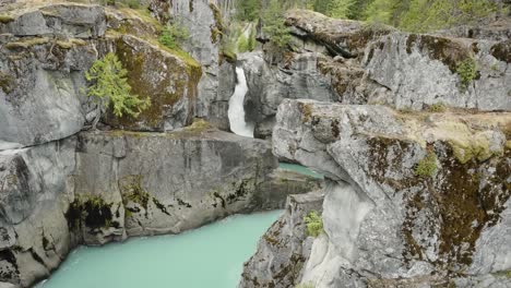 Wasserfall-Und-Eisiges-Blaues-Grünes-Wasser