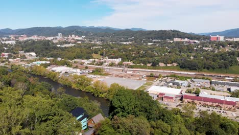 4K-Luftdrohnenvideo-Von-West-Asheville,-NC,-Entlang-Des-French-Broad-River