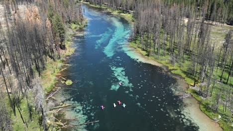 Las-Aguas-Cristalinas-De-Spring-Creek-En-El-Sur-De-Oregón-Se-Disfrutan-Mejor-En-Un-Kayak.