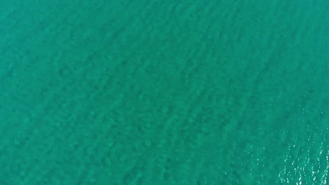 Drones-Vuelan-Sobre-Una-Hermosa-Playa-En-Grecia