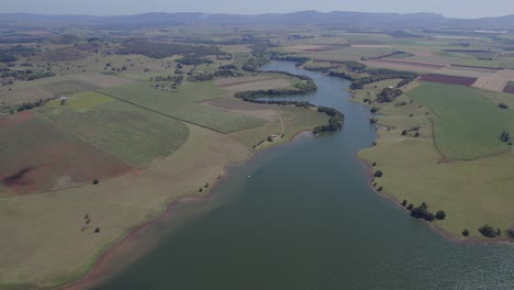Aerial-View-Over-Lake-Tinaroo-Reservoir-In-Atherton-Tablelands,-QLD,-Australia---drone-shot