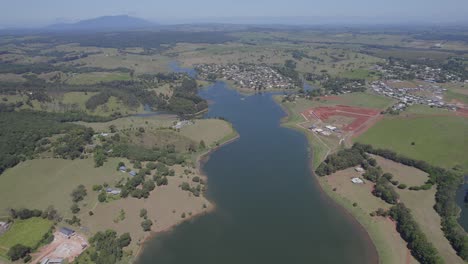 Aguas-De-Tinaburra-Y-Campos-Rurales-En-La-Ciudad-De-Yungaburra-En-Queensland,-Australia---Toma-Aérea-De-Drones