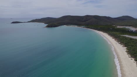 Great-Keppel-Island-With-Calm-Waves-Hitting-The-Shoreline-Of-Beach-In-QLD,-Australia