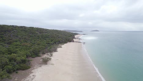 Playa-Vacía-Con-Mar-Azul-Tranquilo-Durante-El-Día-En-La-Isla-Great-Keppel-En-Yeppoon,-Queensland,-Australia