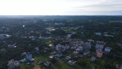 Vista-Aérea-De-Drones-Al-Atardecer-De-La-Ciudad-De-Sylhet,-Bangladesh