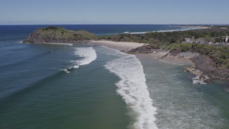 Meereswellen-Am-Strand-Von-Cabarita-Mit-Felsiger-Küste-Und-Landzunge-In-New-South-Wales,-Australien