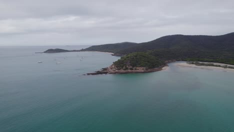 Aerial-View-Of-Great-Keppel-Island-With-Calm-Blue-Sea-In-Yeppoon,-QLD,-Australia