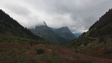 Wolken-Und-Nebel-Bewegen-Sich-über-Die-Landschaft-Im-Glacier-National-Park