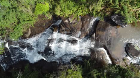 Drohne-Mit-Kamera-Nach-Unten,-Die-Eine-Auf--Und-Abbewegung-Eines-Wunderschönen-Wasserfalls,-Fließender-Gewässer-Und-üppiger-Natur-Macht