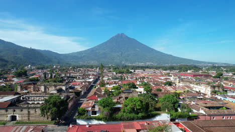 Luftaufnahme-Von-Antigua-Guatemala-Durch-Dji-Air2s-Drohne-über-Der-Stadt,-Die-Wunderschöne-Architektur-Und-Landschaft-Der-Stadt-Enthüllt