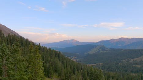 Antenne-Der-Berge-Mit-Rückzug-über-Und-Durch-Bäume-In-Den-Colorado-Rockies