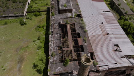 Bröckelnde-Dächer-Einer-Verlassenen-Industriefabrik-In-Der-Nähe-Der-Stadt-Khashuri-In-Georgia
