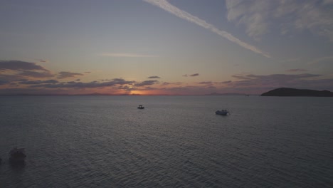 Boote,-Die-Im-Meer-Nahe-Der-Großen-Keppelinsel-Bei-Sonnenuntergang-In-Den-Keppels,-Qld,-Australien-Schwimmen