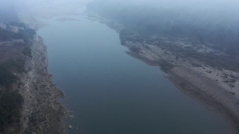 Imágenes-De-Drones-De-Un-Río-En-El-Parque-Nacional-Kuno-En-Madhya-Pradesh,-India