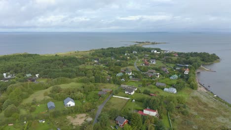 Drohnenplan-Eines-Estnischen-Dorfes-Am-Meer-An-Der-Spitze-Eines-Kaps