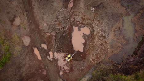 Formación-De-Cráteres-Debido-A-La-Excavación-De-La-Excavadora-En-La-Cantera-De-Piedra-De-Foz-Do-Iguacu,-Brasil