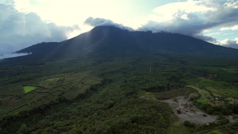 Lanzarse-En-Reversa-Sobre-Un-Volcán-Boscoso-En-Guatemala-A-Través-De-Un-Dron