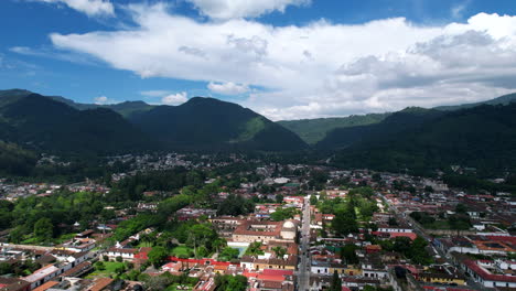 Luftaufnahme-Von-Antigua-Guatemala-Durch-Dji-Air2s-Drohne,-Die-Nach-Oben-über-Die-Stadt-Fliegt-Und-Die-Schöne-Architektur-Und-Landschaft-Der-Stadt-Enthüllt