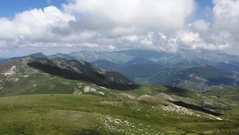Luftaufnahme-Von-Grünen,-Zerklüfteten-Berggipfeln-An-Einem-Schönen,-Sonnigen-Tag-In-Mazedonien