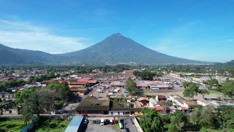 Vista-Aérea-De-Antigua-Guatemala-Por-Dji-Air2s-Drone-Sobre-La-Ciudad,-Revelando-La-Hermosa-Arquitectura-Y-El-Paisaje-De-La-Ciudad