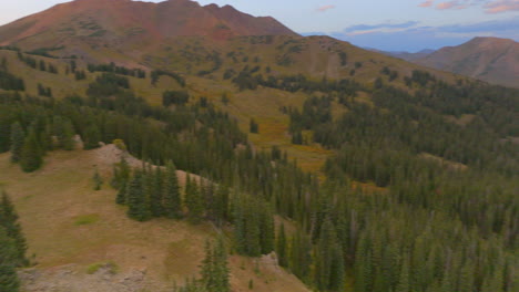 Antenne-In-Den-Colorado-Rocky-Mountains-Mit-Einer-Pfanne-Nach-Links,-Um-Den-Sonnenuntergang-über-Den-Bergen-Zu-Enthüllen