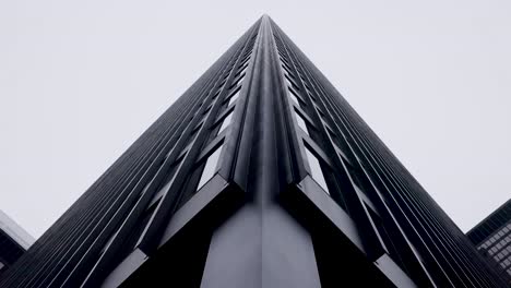 Mirando-Hacia-La-Alta-Y-Oscura-Torre-De-Oficinas-Monolítica-De-Gran-Altura-En-El-Distrito-Financiero-Del-Centro-De-Toronto