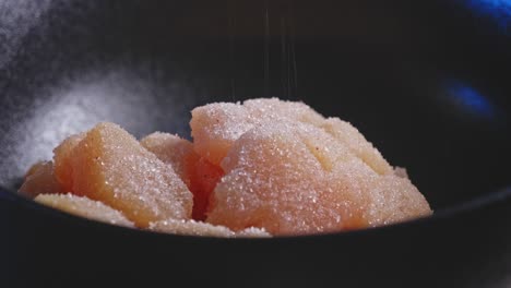 Salz-Und-Schwarzer-Pfeffer-Auf-Frisches-Huhn-Gießen---Zubereitung-Von-Honig-Knoblauch-Hähnchen-Rezept---Nahaufnahme