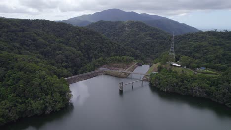 Aerial-View-Of-Copperlode-Dam,-Lake-Morris-With-Green-Forest-In-The-Mountains-On-Overcast-Day