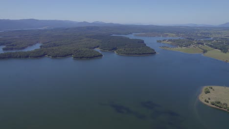 Idyllic-Scenery-Of-Lake-Tinaroo,-Atherton-Tablelands,-QLD,-Australia---aerial-drone-shot