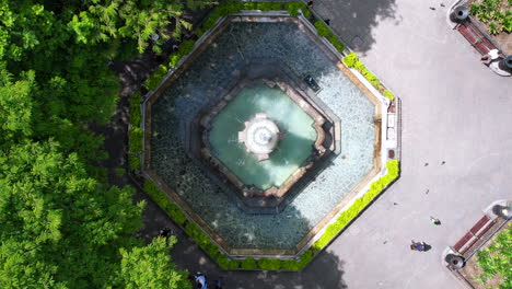 Antigua-Guatemala,-drone-video,-water-fountain,-birds-eye-view,-central-park-as-drone-flys-upward