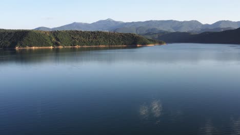 Tiefflug-über-Einen-Ruhigen-See,-Umgeben-Von-Bergen-Im-Norden-Mazedoniens