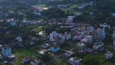 Ciudad-Con-Edificios-De-Apartamentos-Y-árboles-Que-Pasan-Por-Debajo-En-Sylhet,-Bangladesh