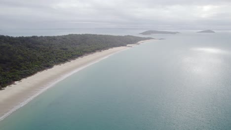 Resplandecientes-Aguas-Tranquilas-Del-Mar-Azul-En-La-Isla-Great-Keppel-Con-Playa-De-Arena-Blanca-En-Verano-En-Queensland,-Australia