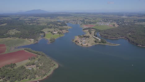 Malerische-Landschaft-Des-Lake-Tinaroo-In-Der-Region-Tablelands,-Queensland,-Australien---Drohnenaufnahme-Aus-Der-Luft
