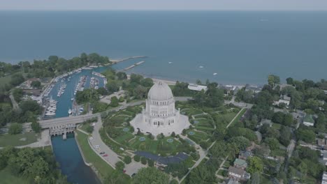Luftaufnahmen-Des-Baháʼí-Gotteshauses-Mit-Dem-Lake-Michigan-Im-Hintergrund
