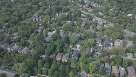 Aerial-footage-of-a-suburb-neighborhood-north-of-Chicago,-Illinois-in-the-summer
