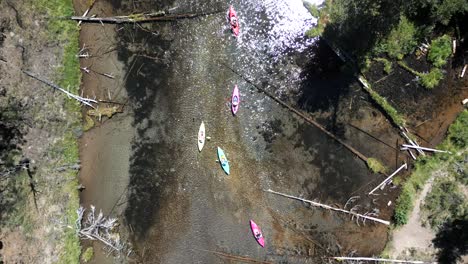 Kayak-En-Las-Aguas-Cristalinas-De-Spring-Creek-En-El-Sur-De-Oregon