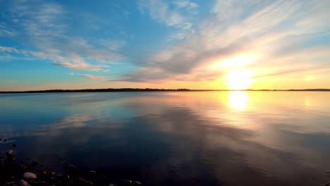 Wunderschöne-Und-Farbenfrohe-Seenlandschaft-Mit-Herrlichem-Sonnenaufgang-Oder-Sonnenuntergang